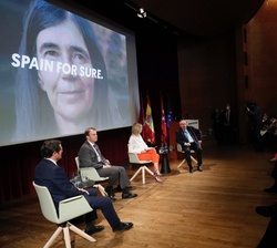 Lanzamiento de la campaña "Spain for Sure", con los embajadores de la Marca España al fondo